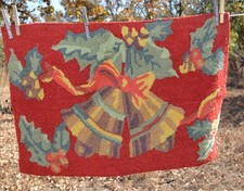 Tapis de Noël crochu cloches houx 18x26"