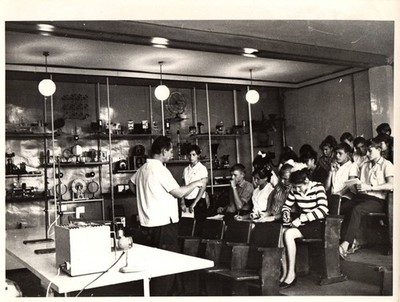 Laboratory work (1950s)   Vintage Collectable Press Photo 1043K