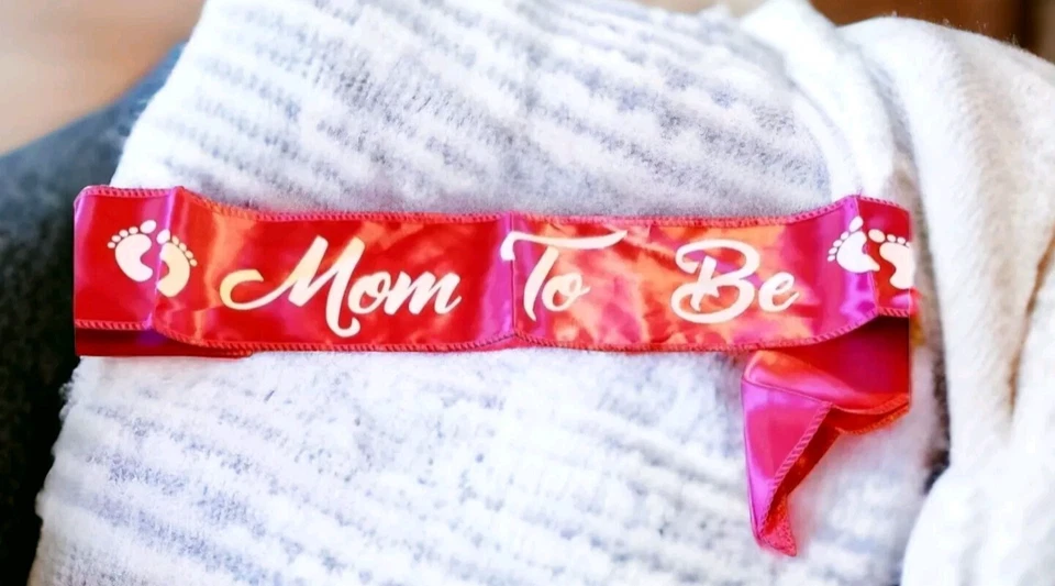 Faja rosa oscuro satinada “Mom To Be” - Accesorio para fiesta de embarazo baby shower Foto 2 de 4