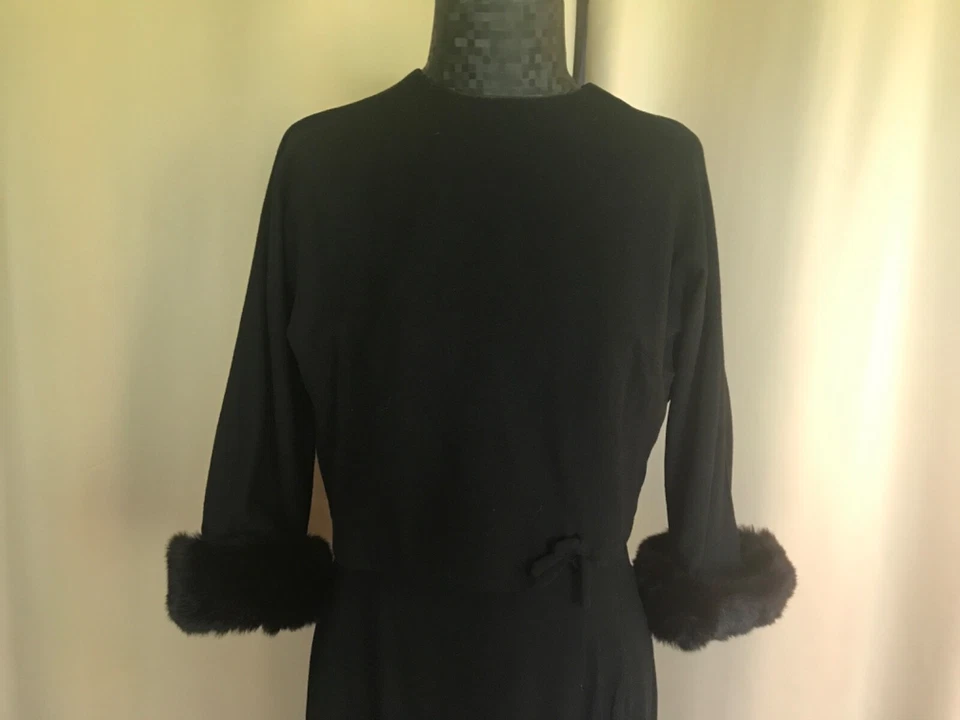 Vestido negro pequeño vintage años 60 2 piezas con chaqueta corta acabado con puños de visón. Foto 2 de 4