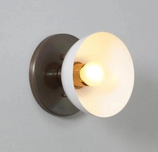 Lámpara de pared de latón de una sola pantalla personalizada aplique moderno de mediados de siglo, luz industrial
