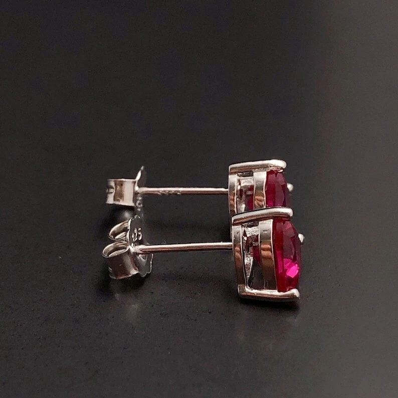 Pendiente de compromiso de oro blanco de 14 k con corte de corazón de 8x8 mm Foto 4 de 4