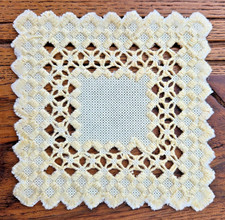 Hardanger Handarbeit Untersetzer gelb beige 13 &times; 13 cm Stickerei Tisch-Deckchen