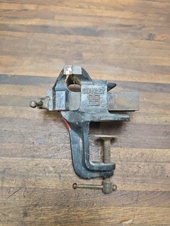 K211 antique Stanley Sweetheart Four Square Bench Vise 2" Jaws Patent 8 17 15