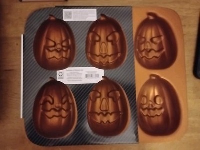 Celebrate! Halloween Pumpkin Cast Aluminum Pan Bakeware Non-Stick