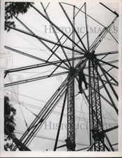 1948 Press Photo VP climbs the Ferris Wheel