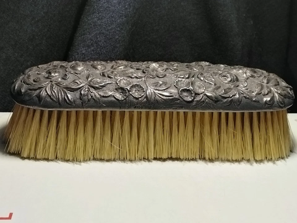 Pinceles para ropa Jacobi & Co. repousse florales de plata de ley Foto 4 de 4