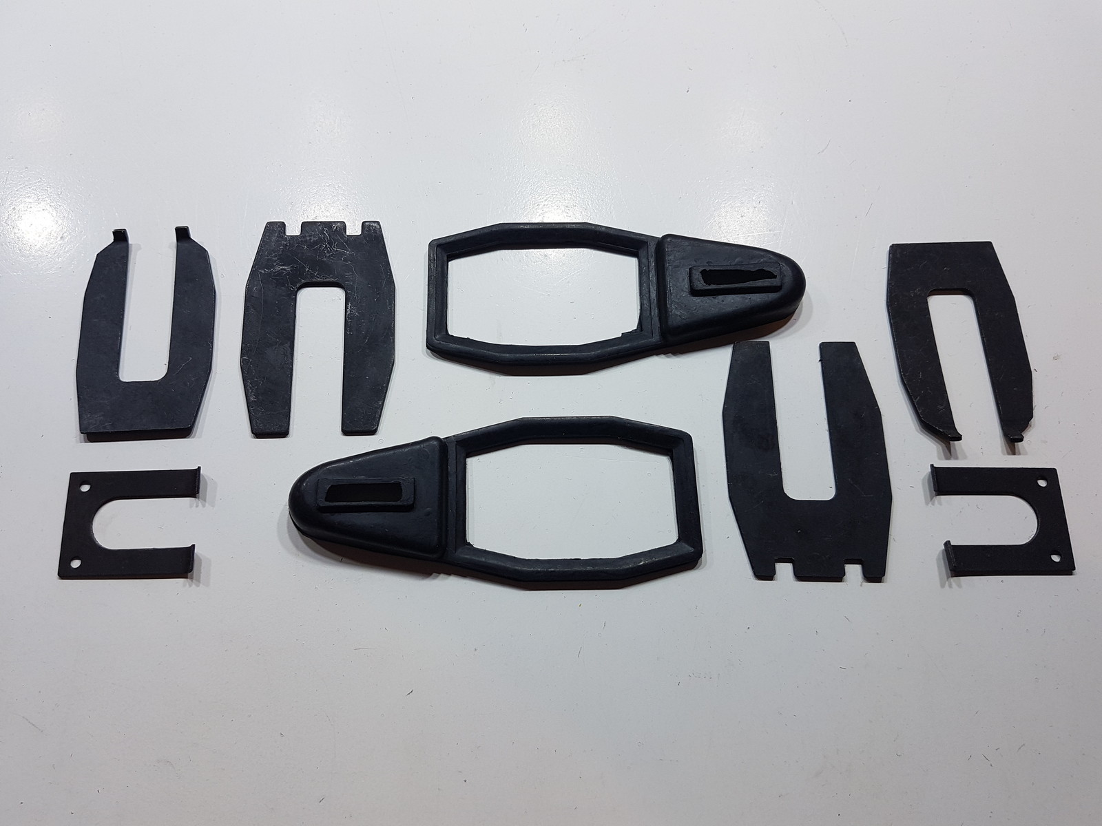 REAR BRAKE WHEEL CYLINDER RUBBERS FORD MK2 ZEPHYR ZODIAC CONSUL CLIP