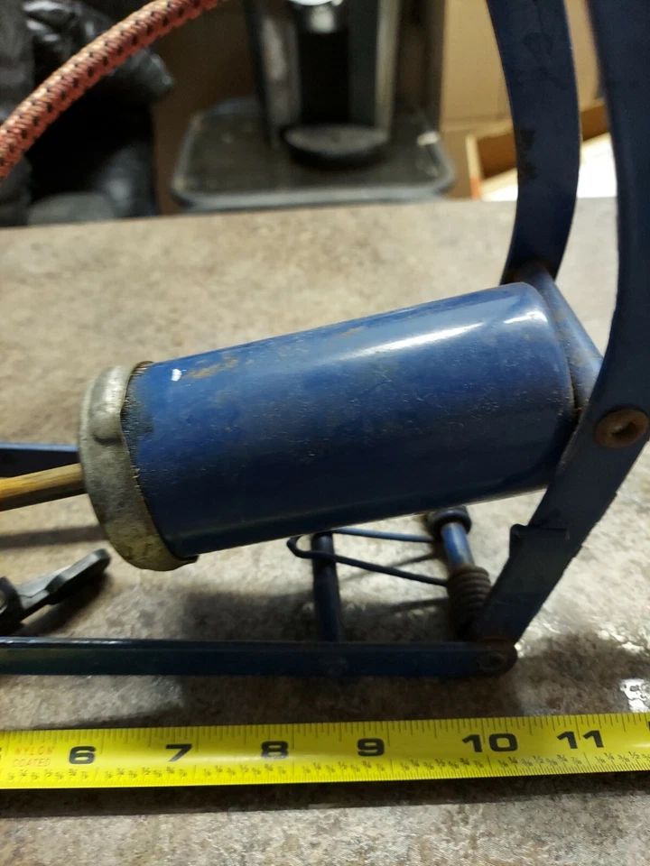 Bomba de neumático de pedal "ts" Foto 3 de 4