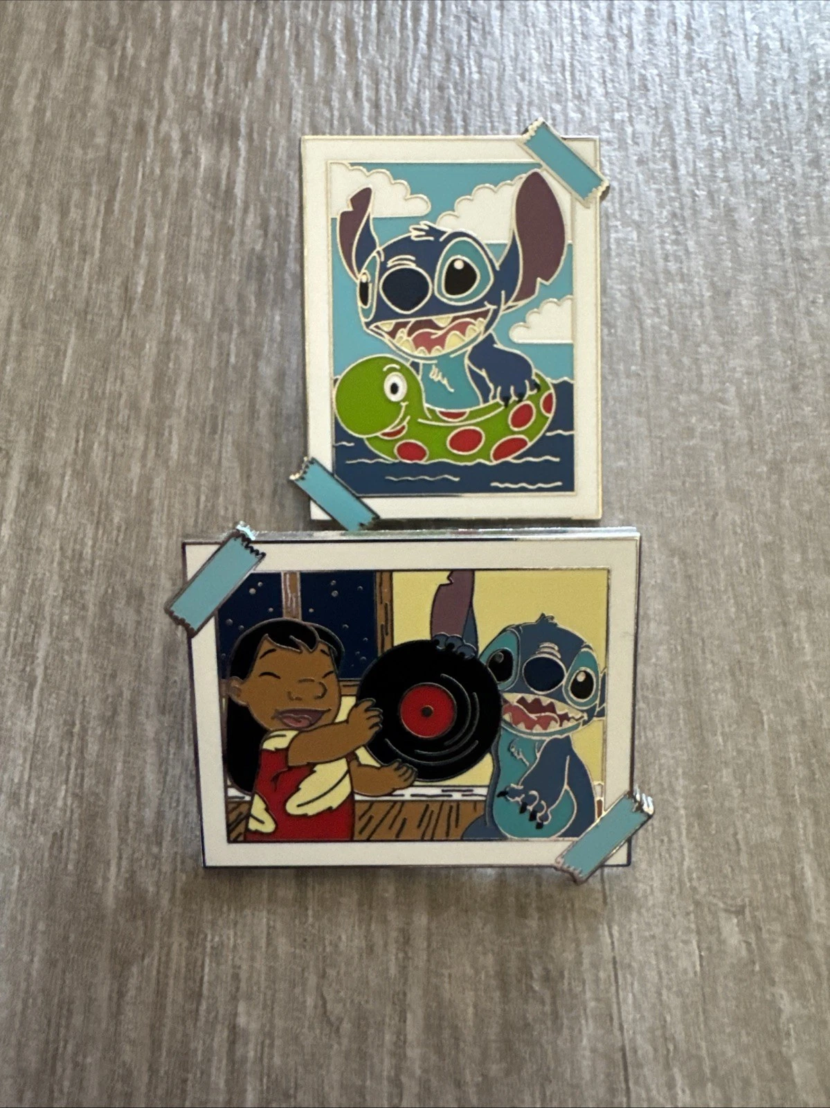 2024 Disney Photo Series Mystery Pin Lilo & Stitch W/Record + Stitch Tubing