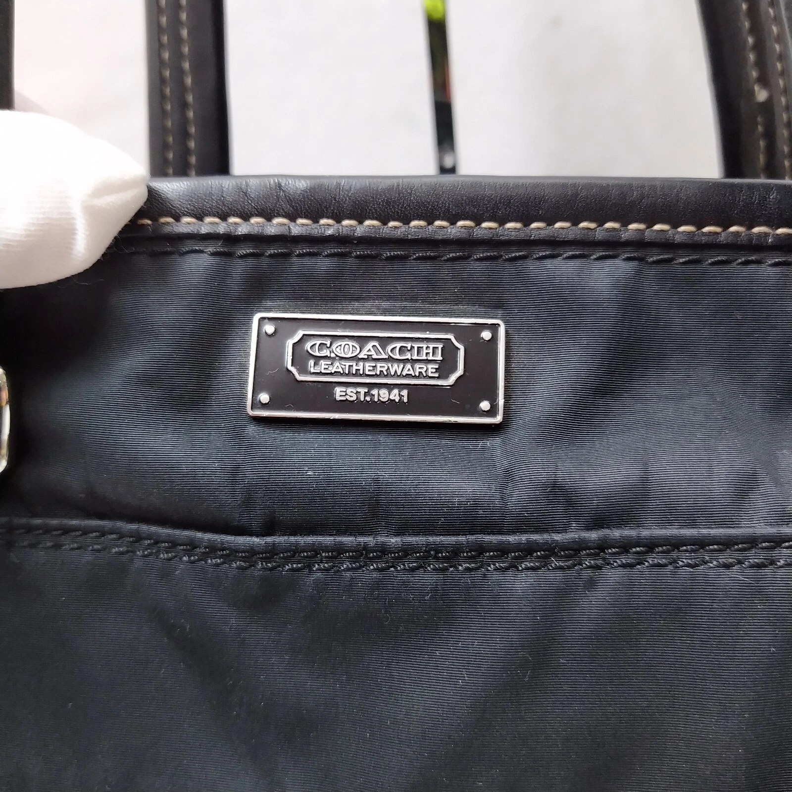 Borsa a tracolla Coach Leatherwear nero nylon finiture in pelle portachiavi cerniera