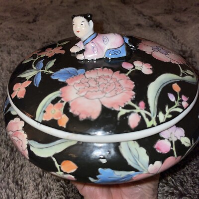 Dynasty Heygill & H F P Macau Painted Black/Pink Lidded Bowl