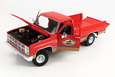 1982 GMC K-2500 SIERRA GRANDE WIDESIDE W/ TRAILER HITCH 1/18 scale