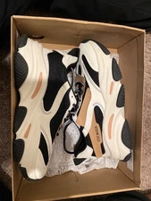 Steve Madden Mens Shoe Size 9 (White/Biege/Black)