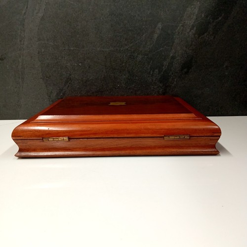 ANTIQUE VINTAGE MAHOGANY CANTEEN STORAGE BOX with TRAY & BRASS CARTOUCHE & KEY - Picture 4 of 14