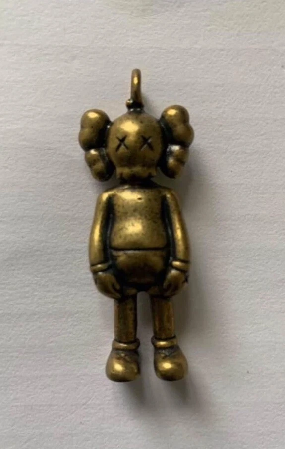 Collier pendentif figurine compagnon inspiré de Kaws, breloque cuivre premium