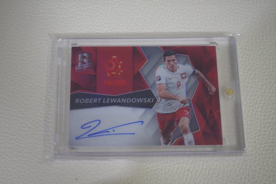 2016-17 Panini Spectra Soccer Autograph Auto : Robert Lewandowski 28/65 Red - Image 2 of 3