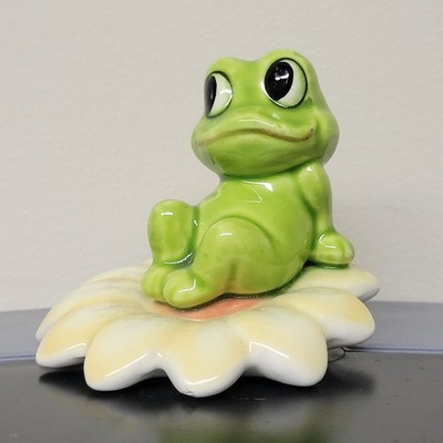 Vintage Ceramic Cute Green Frog Sitting On Flower Power Made In Japan Kitschy 