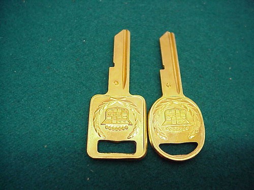 2 llaves antiguas chapadas en oro Cadillac diferentes formas de coleccionista - Imagen 2 de 2