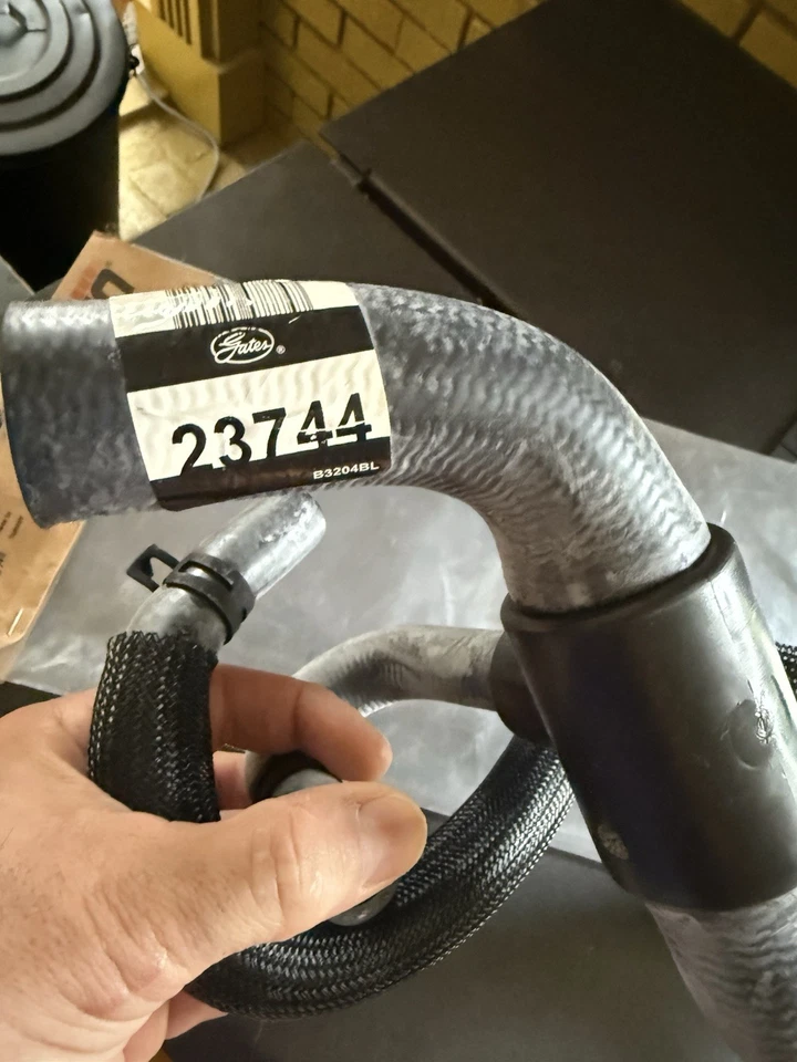 Manguera de refrigerante modular premium Gates 23744 para 04-13 Volvo C30 C70 S40 V50 Foto 3 de 4