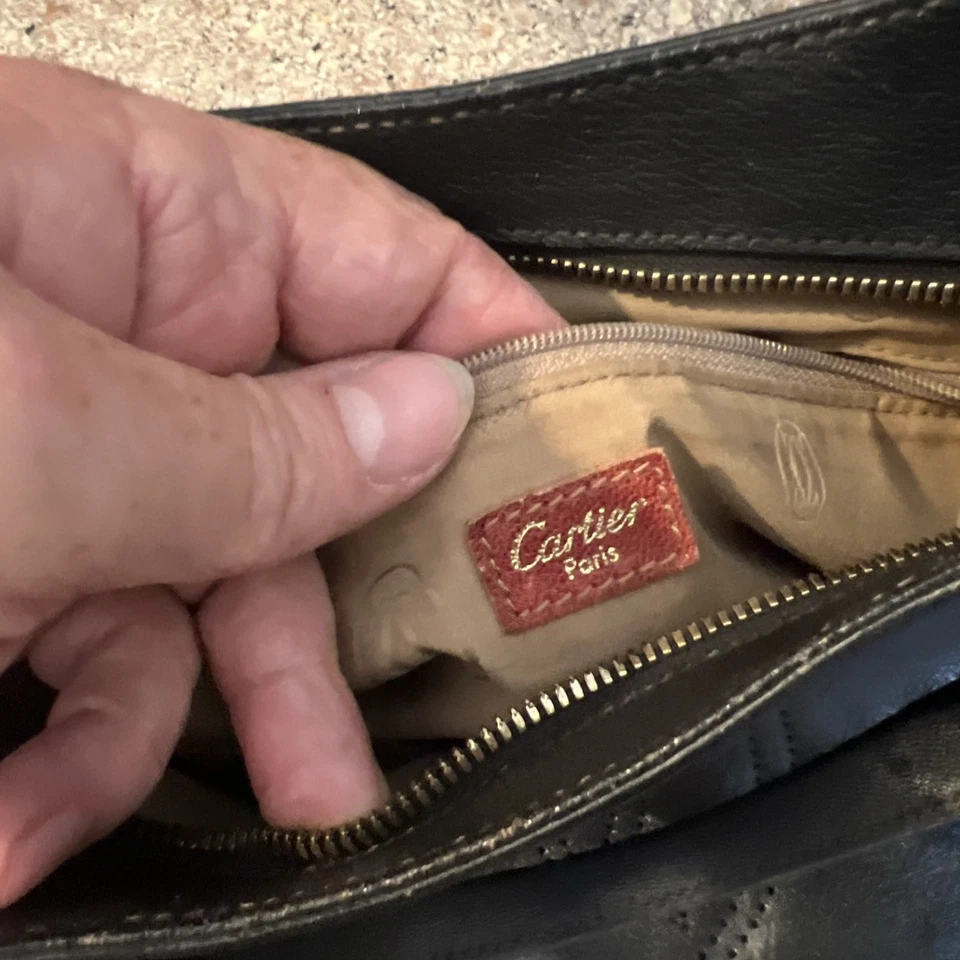 Bolso de Mano Cartier Logo Marcello Cuero Negro Dorado Herrajes Usado Foto 4 de 4