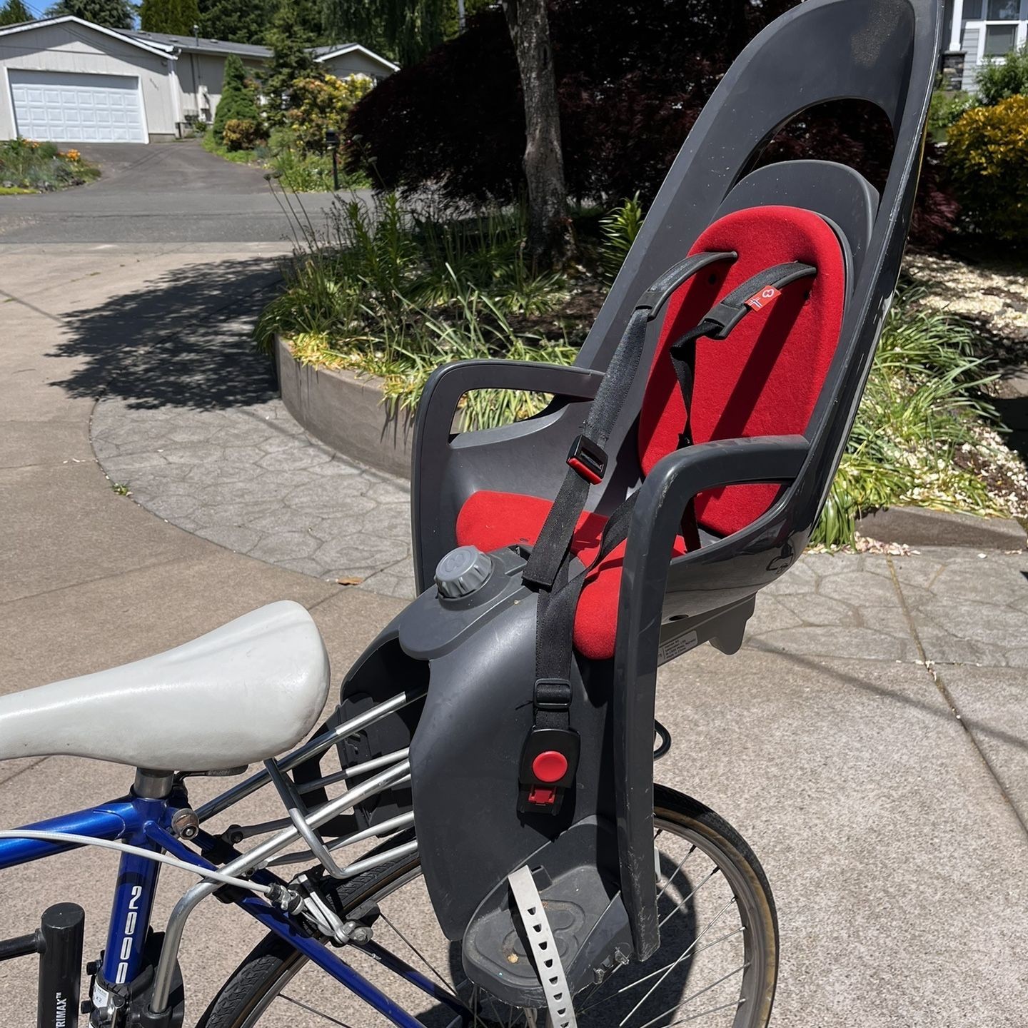 Hamax Caress C3 Child Bike Seat - Rack mount Black/Red, Used in good condition