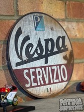Insegna Vespa Service Servizio Uomo Italiano Grotta Arrugginita Usurata dalle intemperie Piaggio