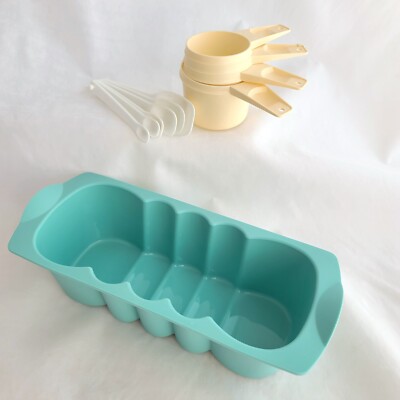 Tupperware Silicone Baking Form Loaf Pan #4524 Teal + 4 Measuring Cups + Spoons