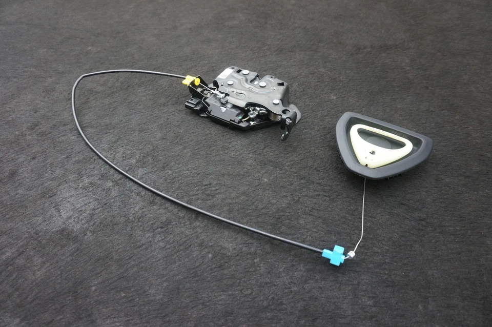 Actuador de cierre de tapa de maletero trasero OEM 51245A9C0D1 BMW 760I xDrive G70 2023-24 Foto 2 de 4