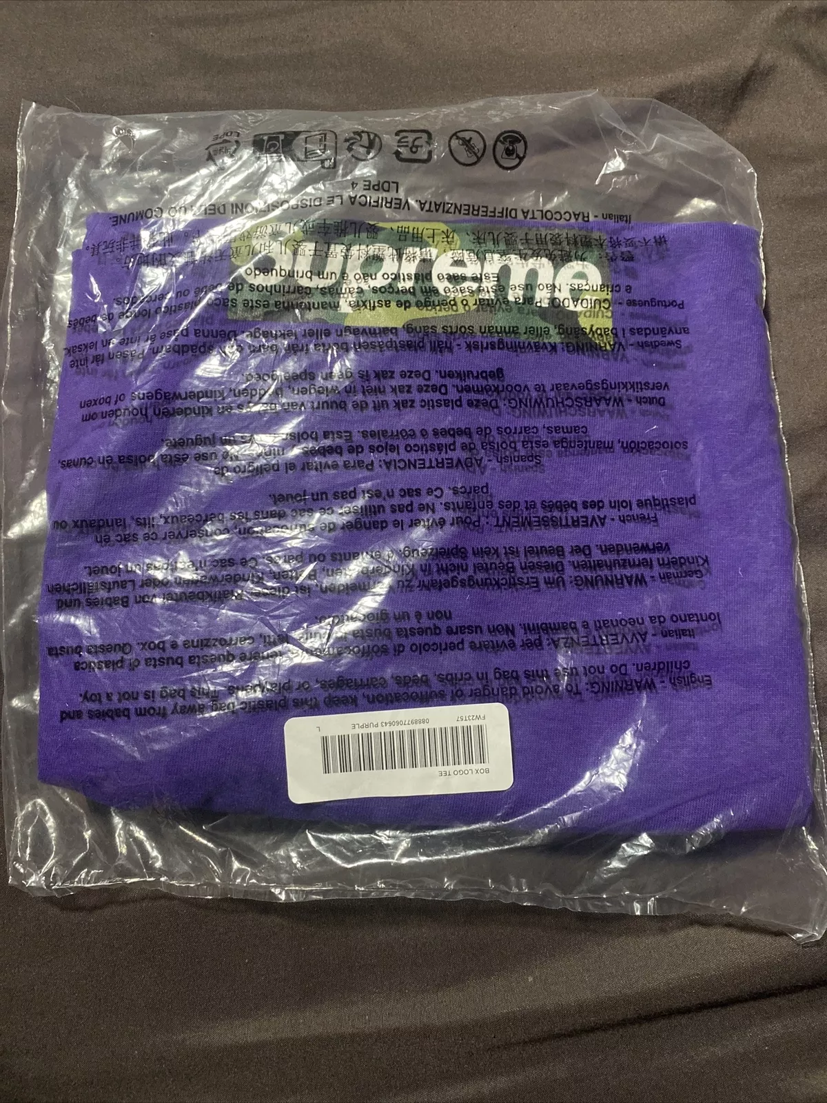 Tee logo Supreme Box FW23 violet L en main