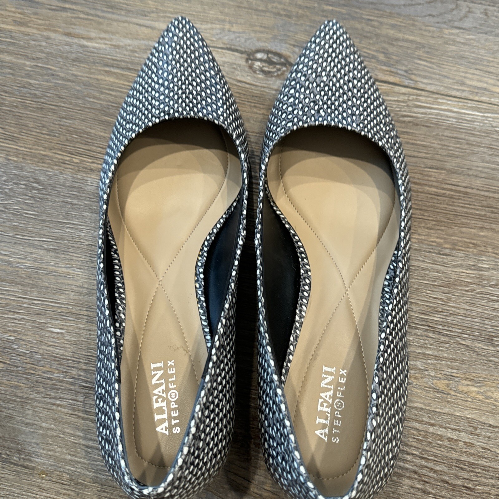 Alfani Step Flex  Bland And White Size 10 M