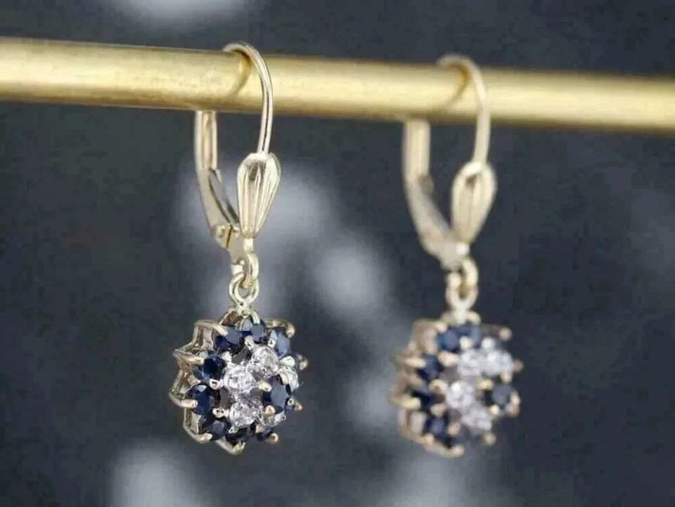 Pendientes colgantes colgantes de zafiro simulado de 2 quilates chapados en oro amarillo de 14 quilates Foto 3 de 4