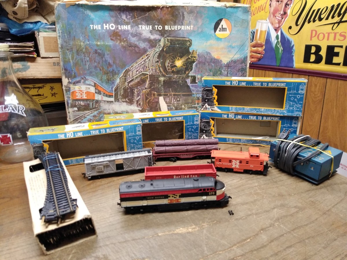 Vtg Ho Scale AHM New Haven Diesel Locomotive Train Set w/Atlas