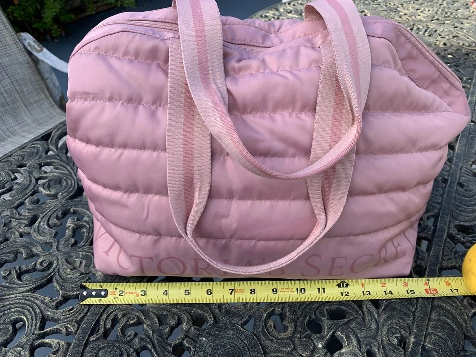 VICTORIA'S SECRET 2023 PINK MAUVE ZIPPER QUILTED PUFFER DUFFLE BAG SHOPPER - Image 4 of 4