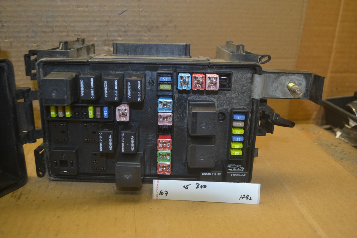 2005 Chrysler 300 Integrated Power Module Fuse Box P05087166AH Junction  107-17B2