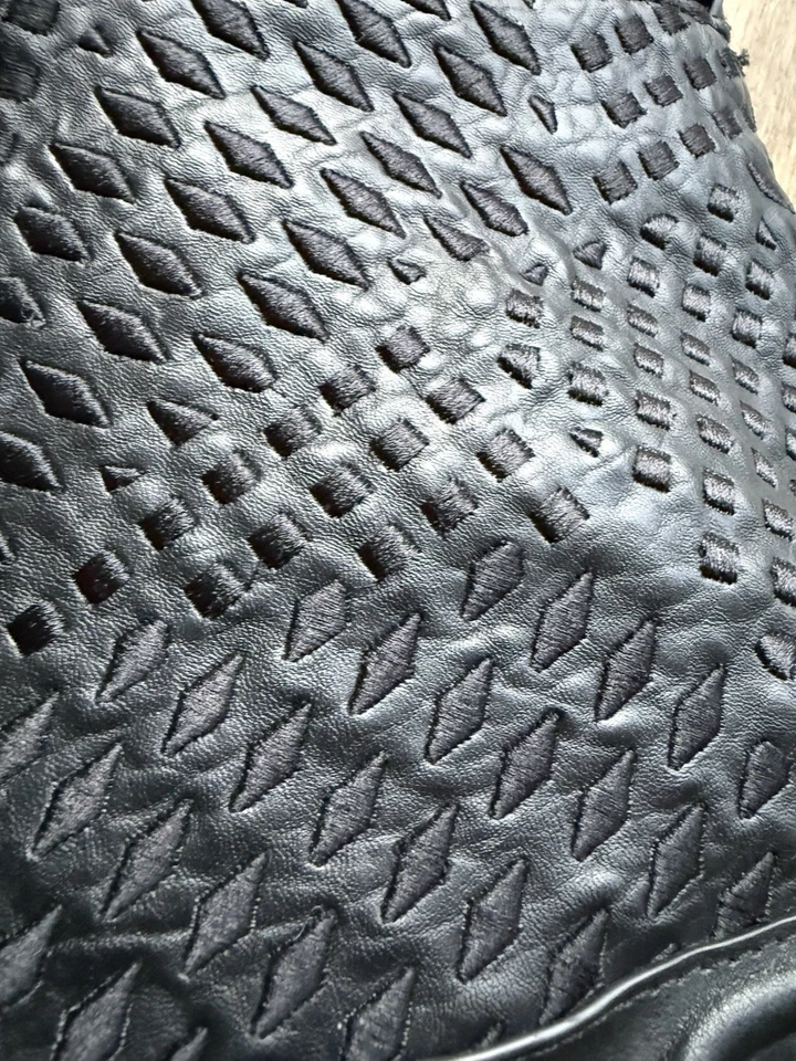 Bolso Desigual, negro, espacioso, con estampado bordado, cierre de cremallera. Foto 3 de 4