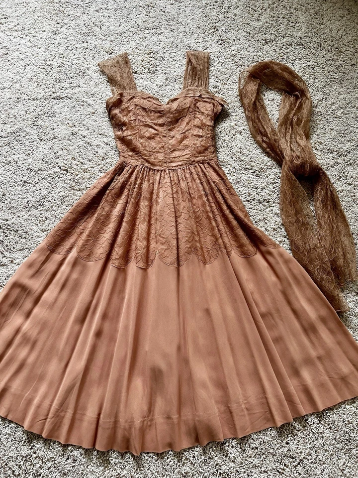 Vestido semiformal de encaje/crepe de chino años 50 de colección, sin marca, XS, camel/terracota Foto 3 de 4