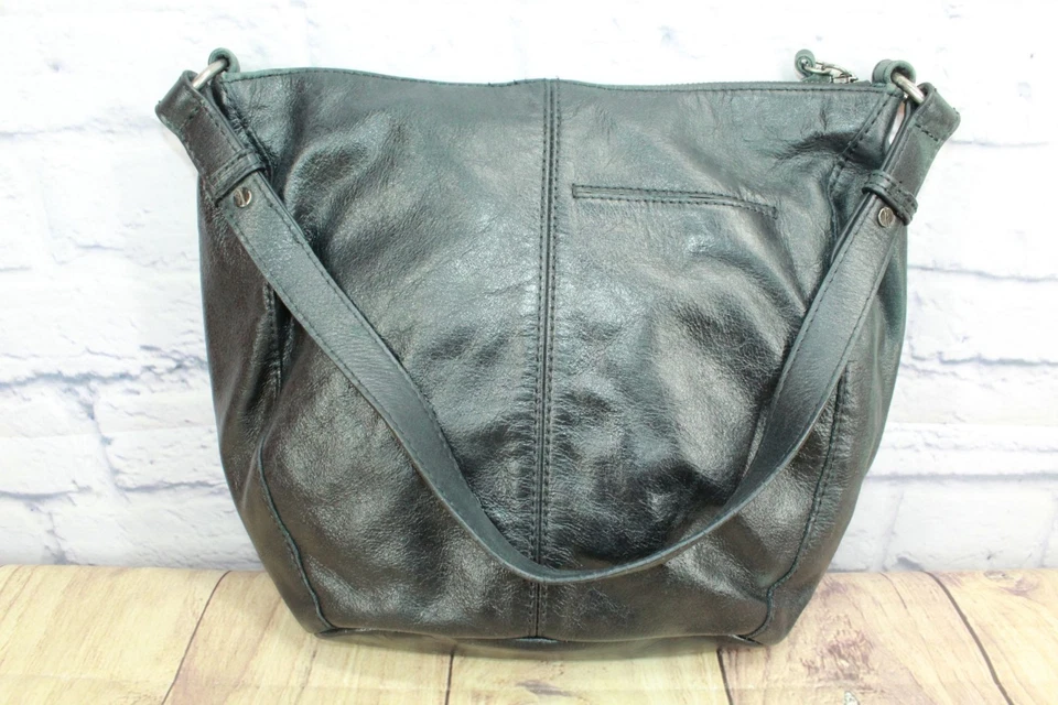 Bolsa tote tiracolo feminina The Sak íris couro preto com zíper - Imagem 2 de 4