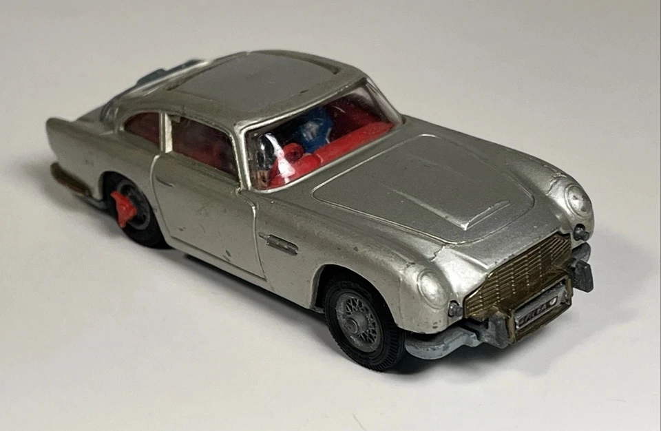 Corgi Toys 270 James Bond 007 Aston Martin DB5 Silver W Tire Slashers - Image 4 of 4