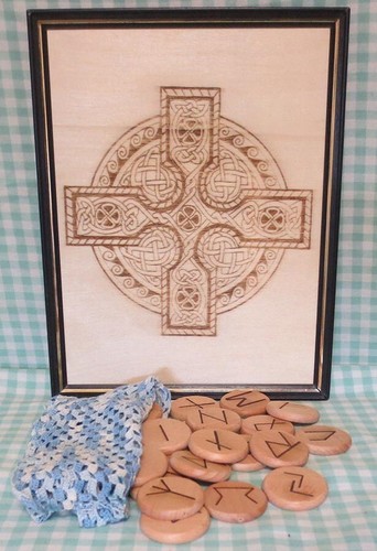 Juego The Runes, 25 Runas de Madera, Bolsa, Tabla de Meditación, Guía - Imagen 3 de 9