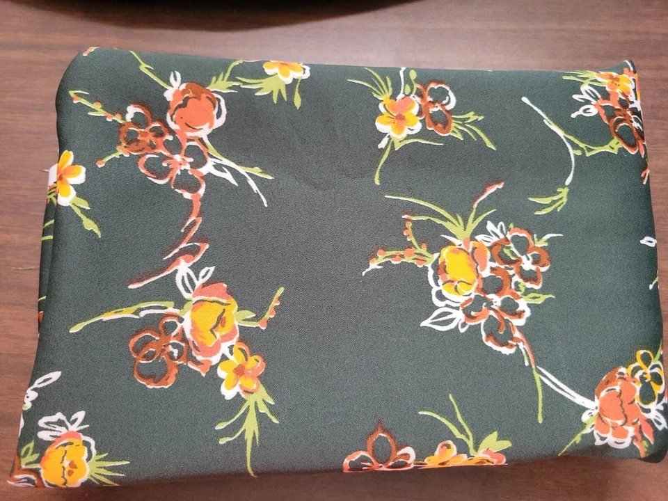 Tejido tejido jersey elástico vintage verde oscuro con estampado floral 1 pieza 46" de ancho x 2 yardas Foto 3 de 4