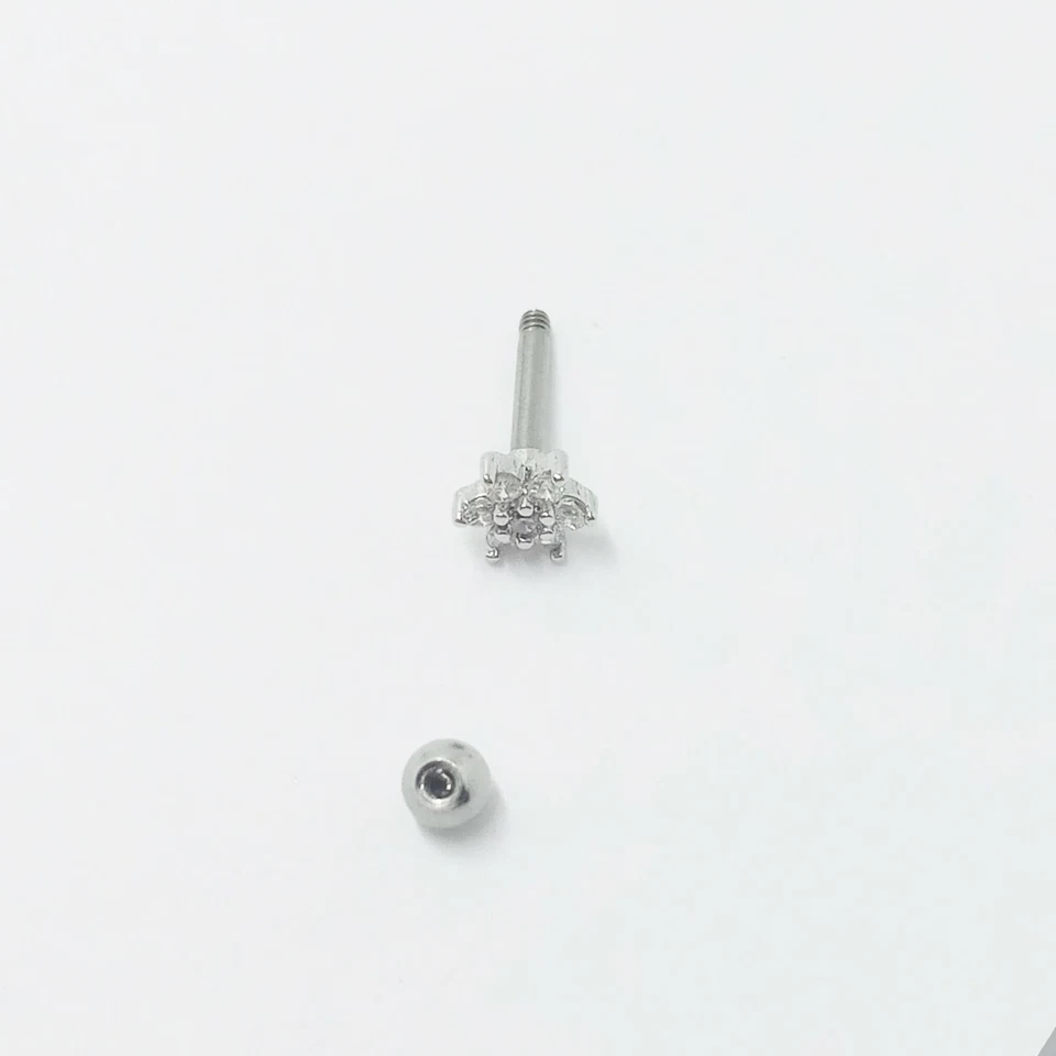 Piercing in acciaio chirurgico orecchino fiorellino brillantino per tragus helix - Immagine 4 di 4