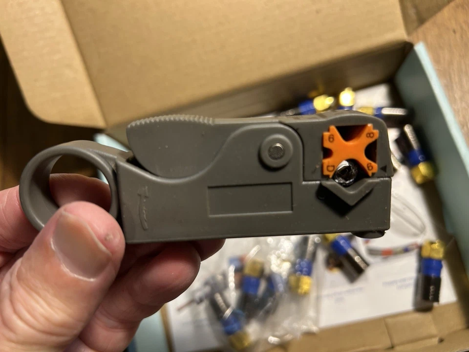 Kit de herramientas de compresión ONN RG6: crimpadora, pelacables coaxiales rotativos y conectores Foto 4 de 4