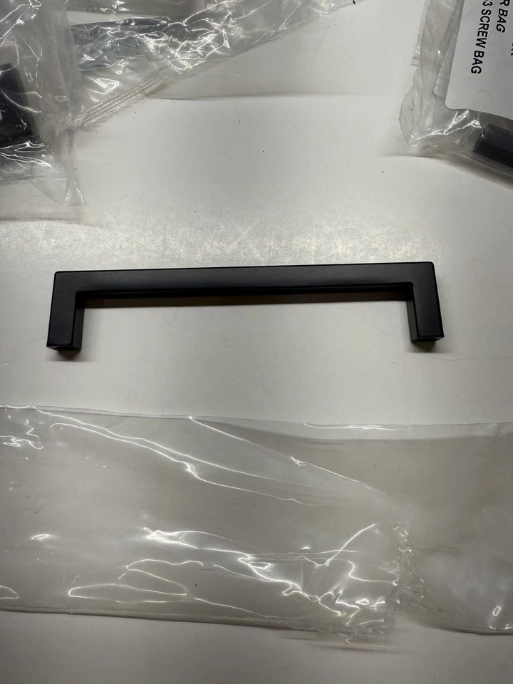 Lote de 6 tiradores de puerta de cajón de gabinete Kraftmaid negro mate 128 mm o 5 1/16 pulgadas Foto 2 de 4