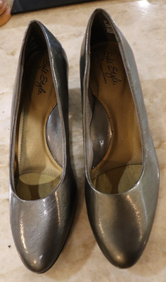 Soft Style Hush Puppy Mid-Heels Womens Shoes US Size 6 Silver