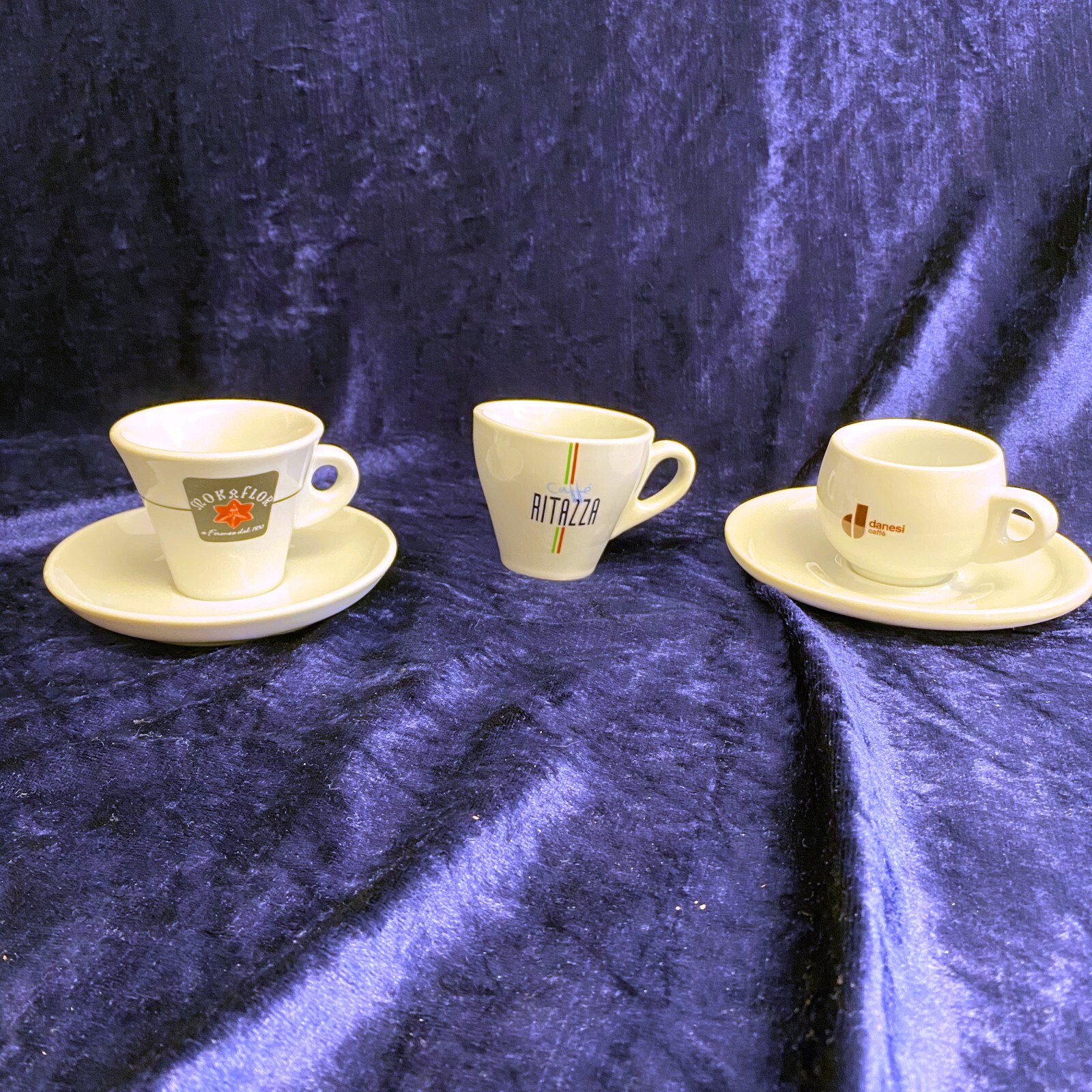 2 (3) Espresso-Tassen, mit Untertassen, verschiedene Marken