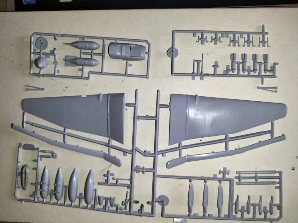 1/48 JUNKERS JU-87 B STUKA + PERSONNEL (AIRFIX/ICM) STARTED W/EXTRA PARTS - Immagine 3 di 4