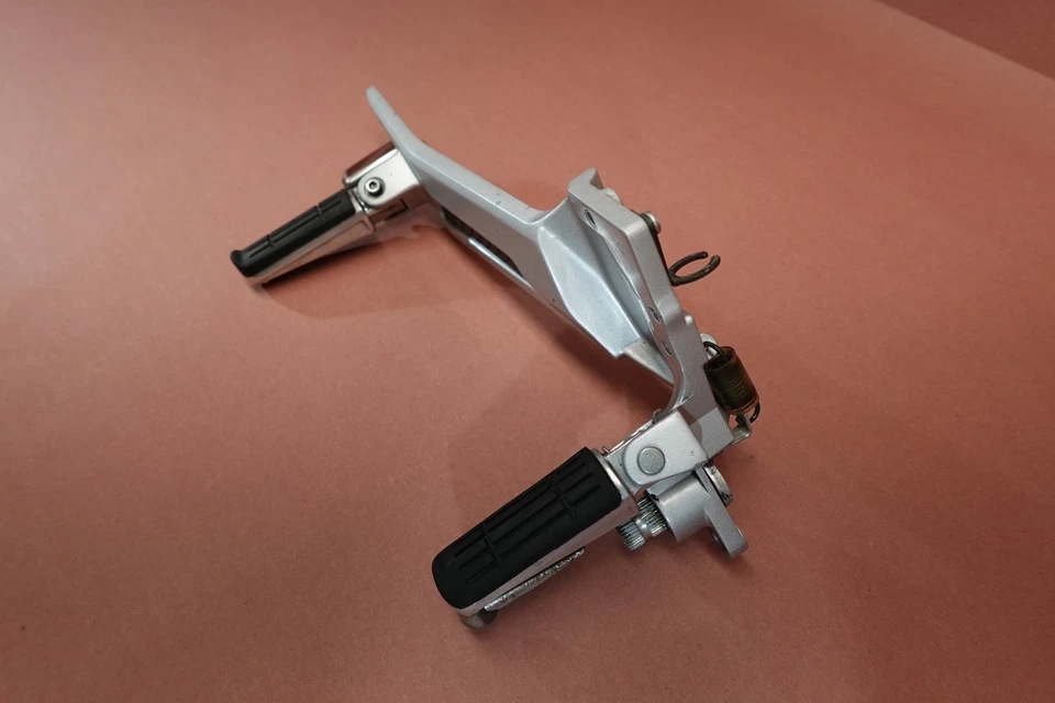 07-12 2007 年雅马哈 FJR1300 FJR 1300 右侧司机乘客脚钉 — 第 3/4 张图片