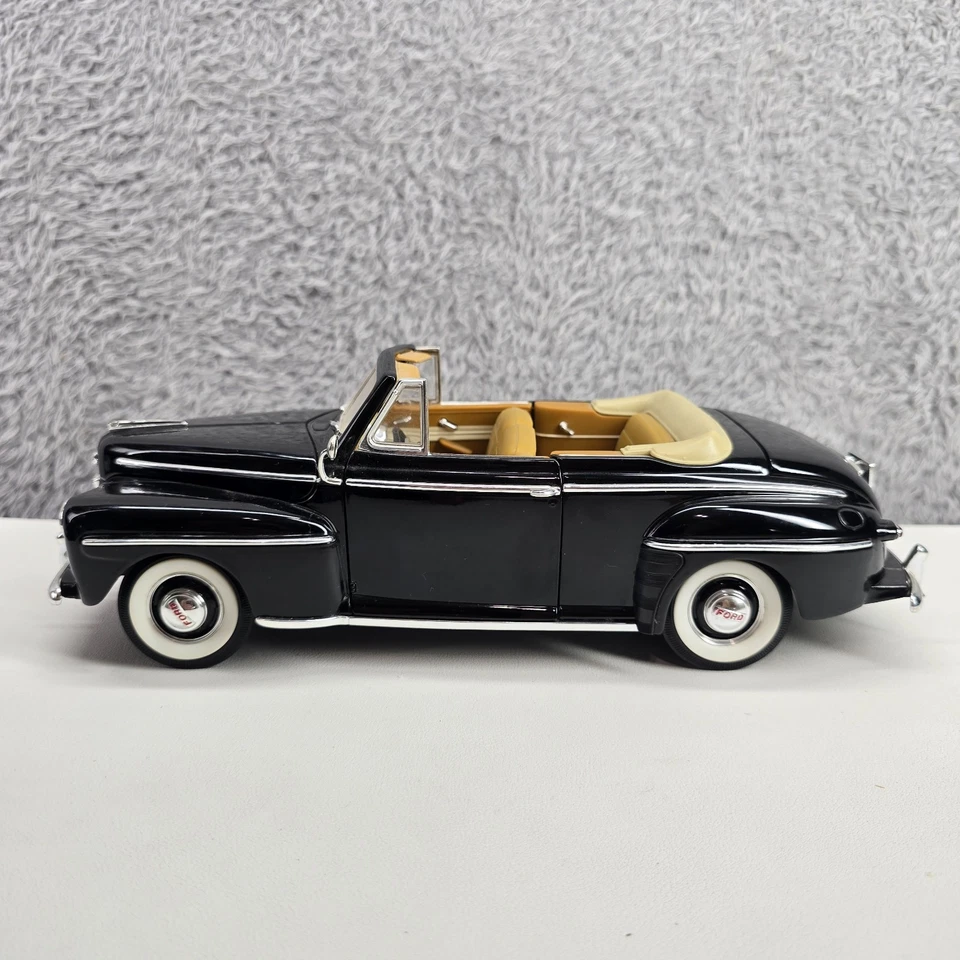 1948 Ford Convertible 1/18 Scale Road Signature Diecast Metal Model Car - Image 3 of 4