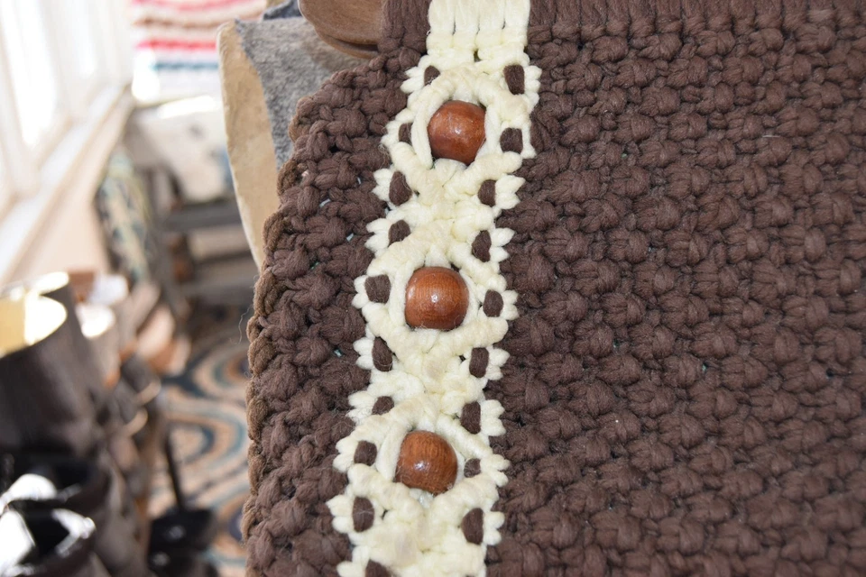 Cartera vintage años 70 macramé boho con asa superior forrada con cuentas de madera Foto 2 de 4